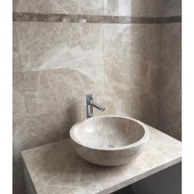 płytki marmurowe emperador beige polerowane łazienka ściana