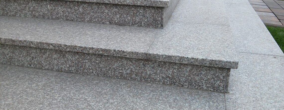 granit brąz królewski kamień płomieniowany schody