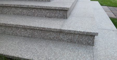 granit brąz królewski kamień płomieniowany schody